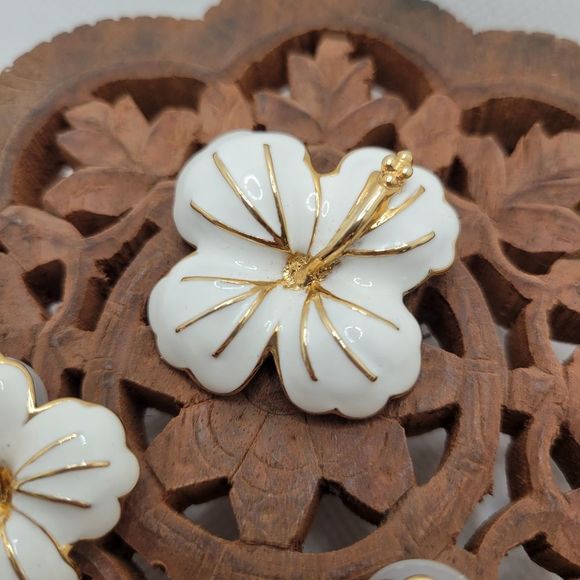 White Hibiscus Flower Earrings and Brooch Set Vintage Enamel Jewelry - Picture 4 of 9